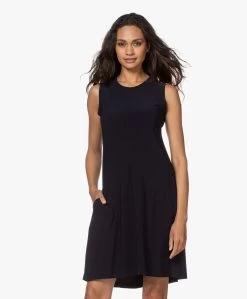 Norma Kamali Sleeveless Swing Tech Jersey Jurk - Midnight -JAMES PERSE WINKEL 200709 17516c7a ab14 487e 9d08 145cd45e8346