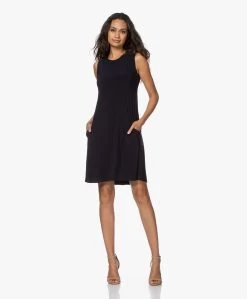 Norma Kamali Sleeveless Swing Tech Jersey Jurk - Midnight -JAMES PERSE WINKEL 200709 73736394 6e4e 4109 afe6 14a3c43a9df2