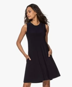 Norma Kamali Sleeveless Swing Tech Jersey Jurk - Midnight -JAMES PERSE WINKEL 200709 a5551d88 076d 4357 92e8 6fc069de9cef