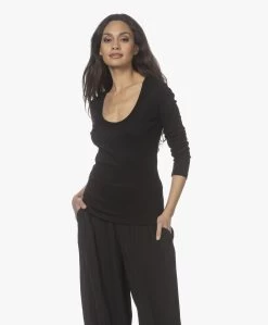 By Malene Birger Charlize Lyocell Longsleeve - Zwart -JAMES PERSE WINKEL 220120 06e7f981 9cbc 4fc0 adf9 08f9c4301749