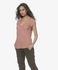 James Perse V-Hals T-Shirt In Extrafijne Jersey - Old Rose -JAMES PERSE WINKEL 220304 8a34bcfa 9144 41ce b46c 6bd09dda9aaf