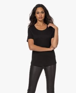 Repeat Jersey Lyocell Mix T-Shirt - Zwart -JAMES PERSE WINKEL 221004 56afcf48 0f8a 4a80 8044 20092fa254c4