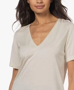 By Malene Birger Amika V-Hals Lyocell T-Shirt - Whisper White -JAMES PERSE WINKEL 221129 cf3977e4 00e9 4d92 a652 475a6dc608e7