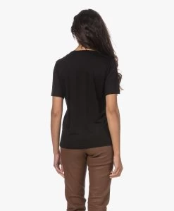By Malene Birger Amika V-Hals Lyocell T-Shirt - Zwart -JAMES PERSE WINKEL 230516 65e62754 f342 4829 bd18 2b4e084a3f95