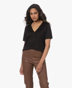 By Malene Birger Amika V-Hals Lyocell T-Shirt - Zwart -JAMES PERSE WINKEL 230516 683615d2 905e 4f47 92c3 f70c869b776b