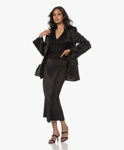 By Malene Birger Amika V-Hals Lyocell T-Shirt - Zwart -JAMES PERSE WINKEL 230517 8bedd717 c253 4ed6 a71a 710fc148ad3a