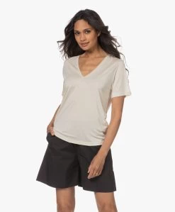 By Malene Birger Amika V-Hals Lyocell T-Shirt - Whisper White -JAMES PERSE WINKEL 230517 8e753cb8 edea 432e 8fd9 bc281ae93a08