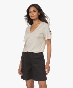 By Malene Birger Amika V-Hals Lyocell T-Shirt - Whisper White -JAMES PERSE WINKEL 230517 a1c27a4a 7b96 4ddc 8e87 dc81f11f0094