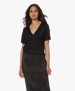 By Malene Birger Amika V-Hals Lyocell T-Shirt - Zwart -JAMES PERSE WINKEL 230517 b0f4baab 2b0b 4b61 82f7 8b5ca320791b