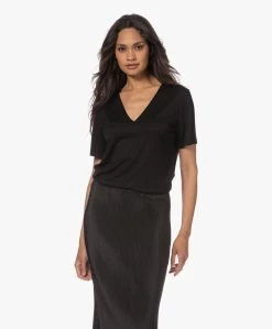 By Malene Birger Amika V-Hals Lyocell T-Shirt - Zwart -JAMES PERSE WINKEL 230517 ea412518 8ae4 429b 8c0d 4718c5845b62