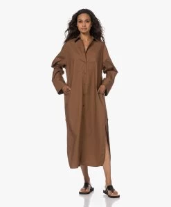 By Malene Birger Perros Poplin Maxi Blousejurk - Bison -JAMES PERSE WINKEL 230524 2b2bf5cb 8eb0 41fe 8ce1 c760831f144b