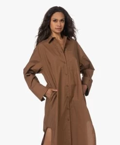 By Malene Birger Perros Poplin Maxi Blousejurk - Bison -JAMES PERSE WINKEL 230524 fdd3851d 20ee 4bd1 abe0 8be569fb5f0f