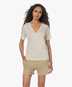 By Malene Birger Amika V-Hals Lyocell T-Shirt - Whisper White -JAMES PERSE WINKEL 230531 156db1b9 6ee7 4c85 a09a 53f473ab4f09