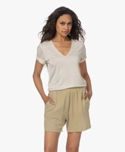 By Malene Birger Amika V-Hals Lyocell T-Shirt - Whisper White -JAMES PERSE WINKEL 230531 1f2f2a26 e45d 4949 8b8a 91c0723bd5d6