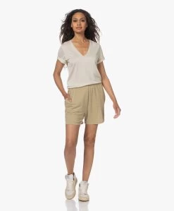 By Malene Birger Amika V-Hals Lyocell T-Shirt - Whisper White -JAMES PERSE WINKEL 230531 51bb507b 345b 4d9e 966b 17e559434840