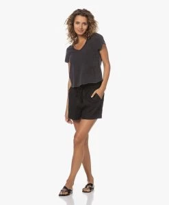 American Vintage Sonoma Cropped V-Hals T-Shirt - Vintage Black -JAMES PERSE WINKEL 230620 3319093a 21dd 419a 9ef7 8bd28cdd5659