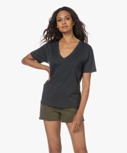 By-Bar Lilly Tencelmix V-Hals T-Shirt - Midnight -JAMES PERSE WINKEL 230622 52dc378d 366c 46f1 82dd 7447a5abc90b