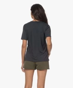 By-Bar Lilly Tencelmix V-Hals T-Shirt - Midnight -JAMES PERSE WINKEL 230622 c522d680 ff8c 41c9 bf85 33cafdaf57af