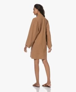 By Malene Birger Lomalia Gesmokte Jurk - Tobacco Brown -JAMES PERSE WINKEL 230718 0420c4a7 6a89 4d46 b853 0cfe8b52c3ea