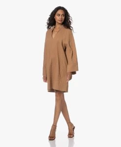 By Malene Birger Lomalia Gesmokte Jurk - Tobacco Brown -JAMES PERSE WINKEL 230718 97aace3b 0314 4b89 aa5d a69b167b60cf