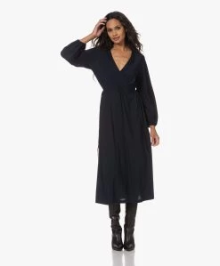 No Man'S Land Tech Jersey Overslagjurk - Dark Sapphire -JAMES PERSE WINKEL 230727 61fbe39e bf0b 4998 91b2 799b19768a34