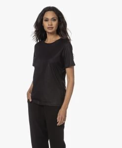 Majestic Filatures T-Shirt Met Glanscoating - Zwart -JAMES PERSE WINKEL 230809 27401ace 560c 4ef3 8fe4 e76c8909c07a