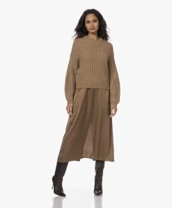 Resort Finest Mouwloze Satijnen Midi Jurk - Camel -JAMES PERSE WINKEL 230809 5d97321c d01f 47b7 a773 6a460874a43d